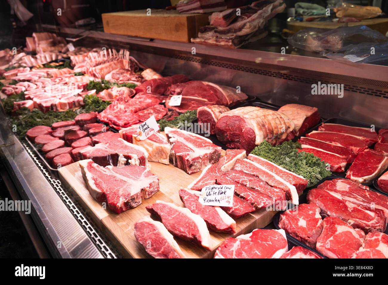 Carne cruda fresca in mostra in una macelleria a Borough Market Foto Stock