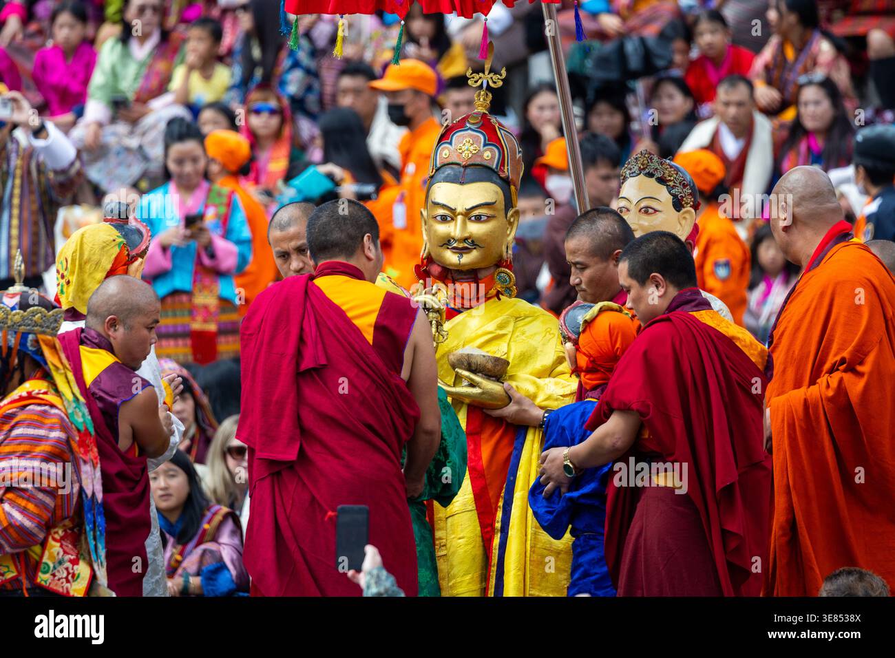 Festival Thimphu Tshechu, Bhutan - 4 ottobre 2025: Danzatrice tradizionale bhutanese mascherata colorata. Foto Stock
