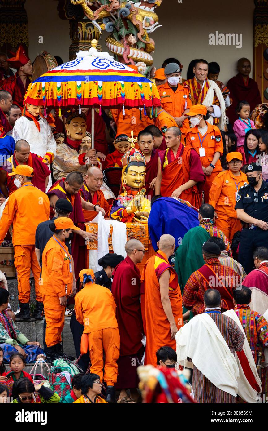 Festival Thimphu Tshechu, Bhutan - 4 ottobre 2025: Danzatrice tradizionale bhutanese mascherata colorata. Foto Stock