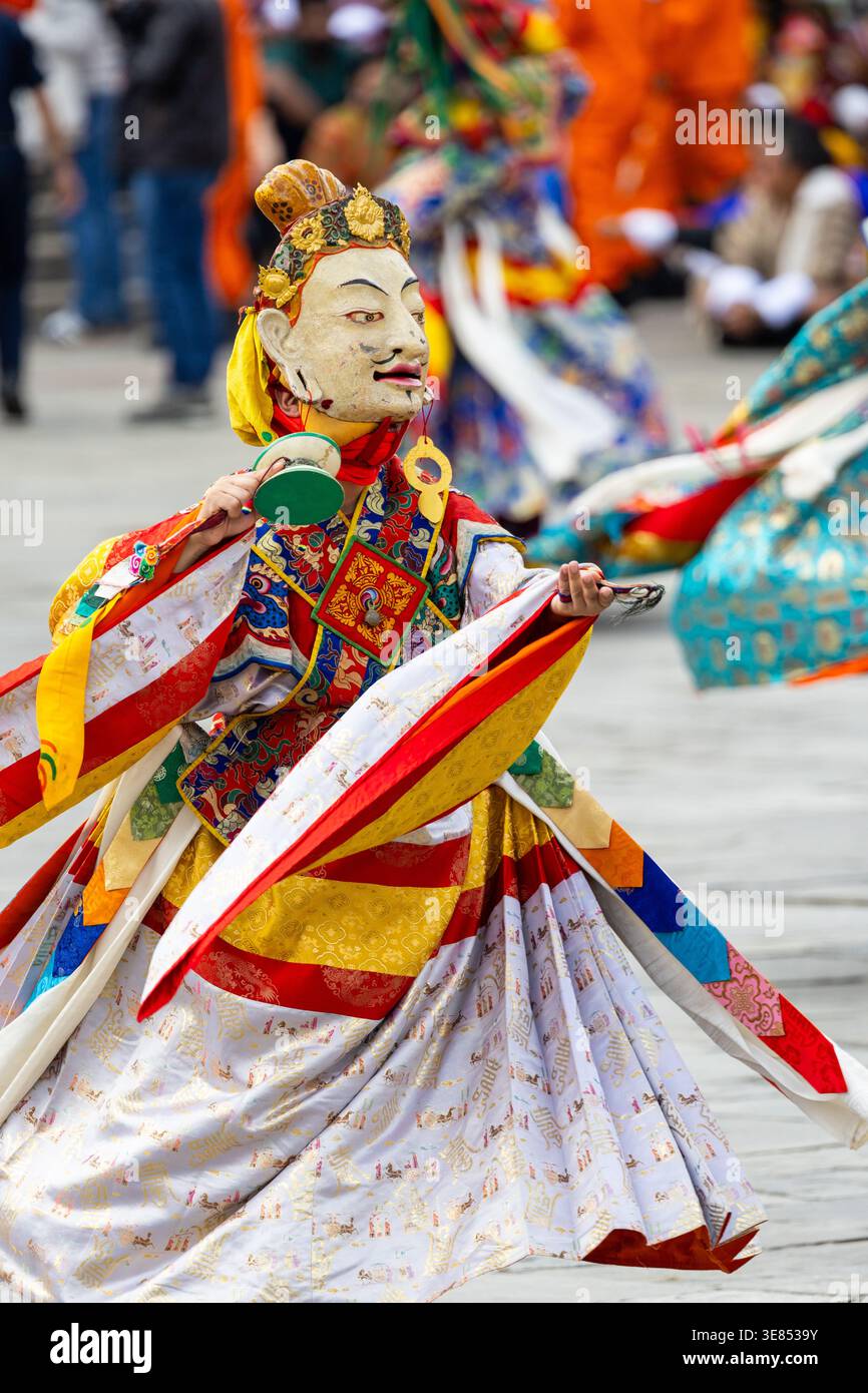 Festival Thimphu Tshechu, Bhutan - 4 ottobre 2025: Danzatrice tradizionale bhutanese mascherata colorata. Foto Stock
