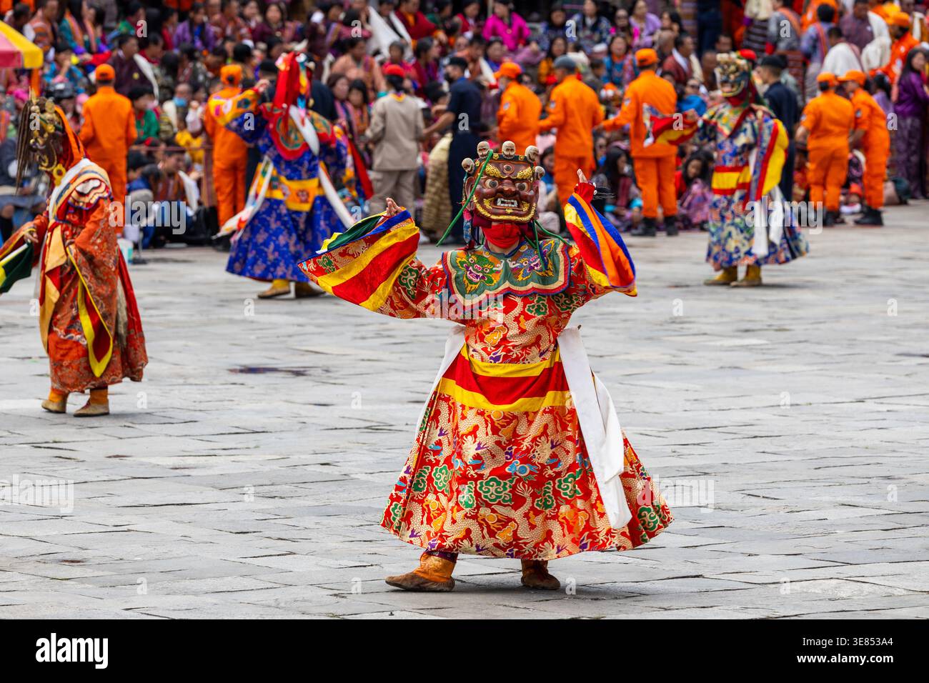 Festival Thimphu Tshechu, Bhutan - 4 ottobre 2025: Danzatrice tradizionale bhutanese mascherata colorata. Foto Stock