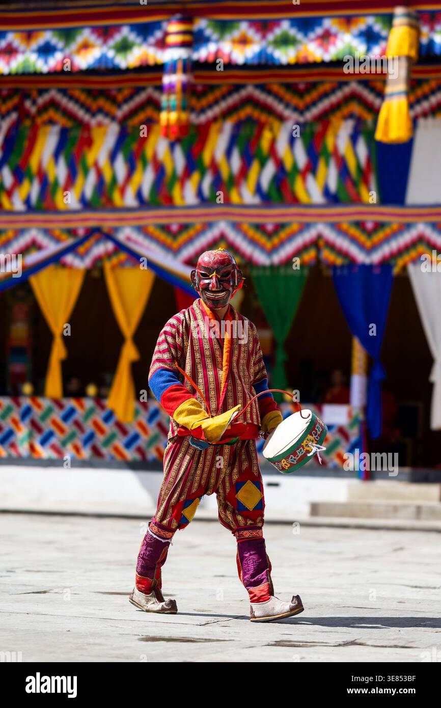 Gangtey Tshechu festival, Bhutan - 06 ottobre 2025: Danzatrice tradizionale bhutanese mascherata colorata. Foto Stock