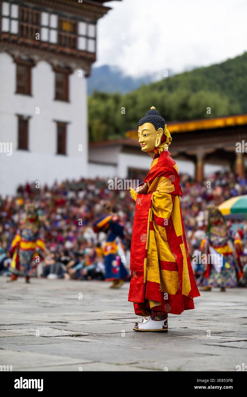 Festival Thimphu Tshechu, Bhutan - 4 ottobre 2025: Danzatrice tradizionale bhutanese mascherata colorata. Foto Stock