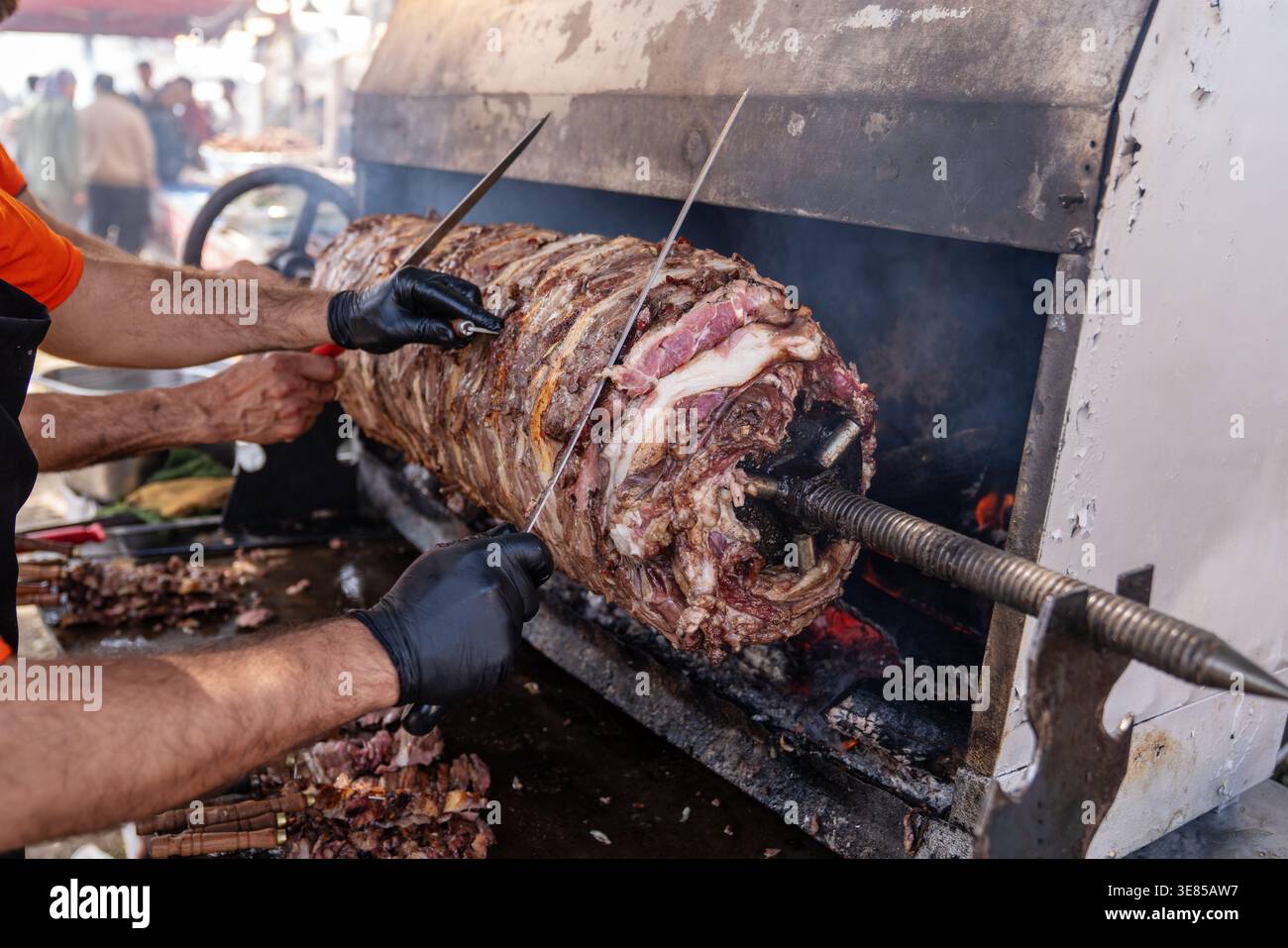 Cottura tradizionale di Kebab Erzurum CAG su griglia orizzontale girarrosto. Foto di alta qualità Foto Stock