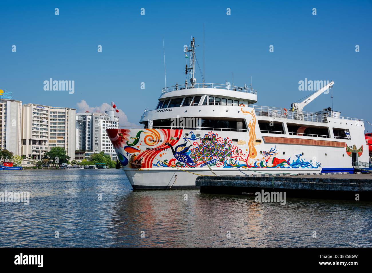 Nefertiti - nave da crociera al tramonto a Kochi Foto Stock