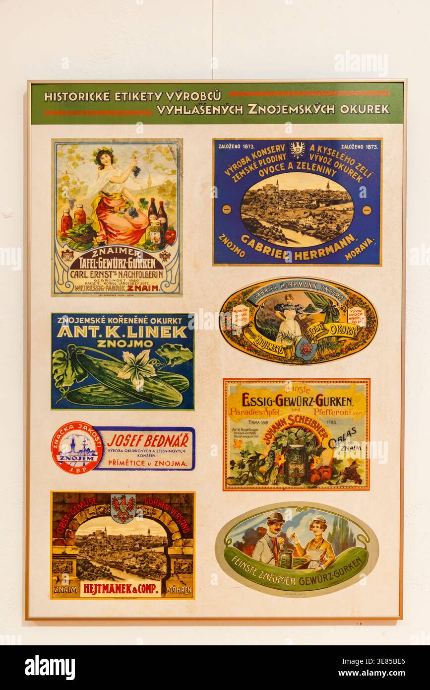 Collezione di etichette storiche incorniciate per i famosi produttori di sottaceti di cetriolo di Znojmo Foto Stock