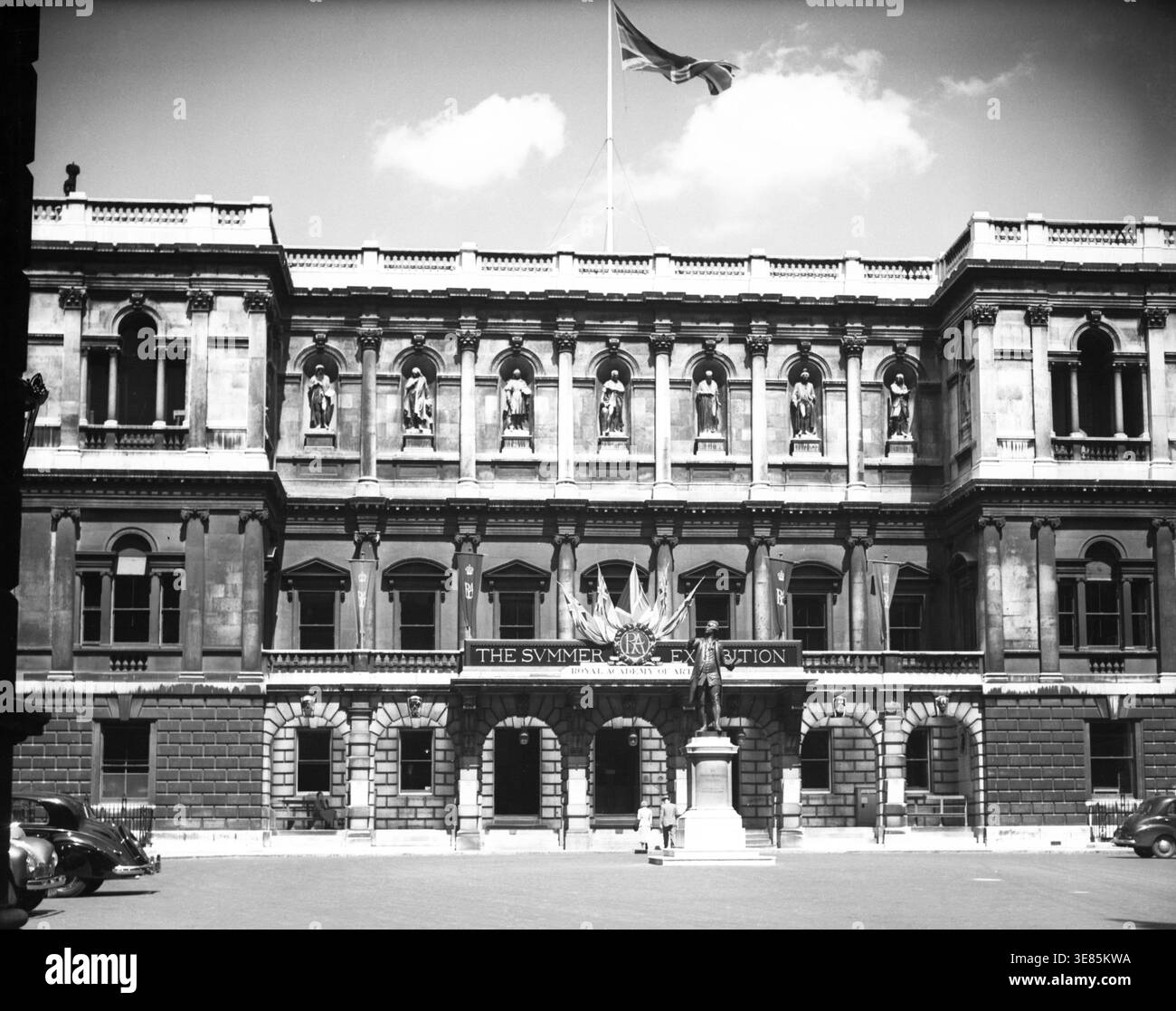 Royal Academy Summer Exhibition, Burlington House, Londra, c1955. La Royal Academy of Arts (RA) è stata fondata nel 1768. Nel 1868, 100 anni dopo la fondazione dell'Accademia, si trasferì a Burlington House, Piccadilly. Foto Stock