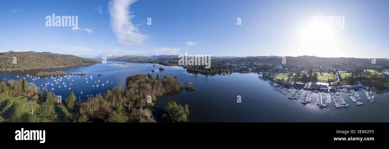 Veduta aerea del lago Windermere scintillante sotto il sole, punteggiato di barche a vela e incorniciato da lussureggianti coste verdi, Windermere, Inghilterra, Regno Unito. Foto Stock