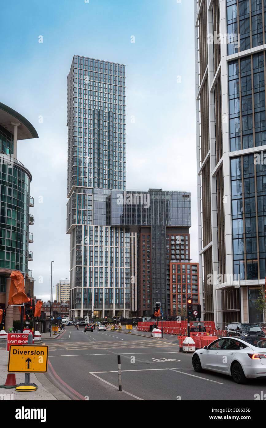Moderni edifici residenziali di lusso a Londra, DAMAC Tower, Nine Elms, Londra, Regno Unito Foto Stock