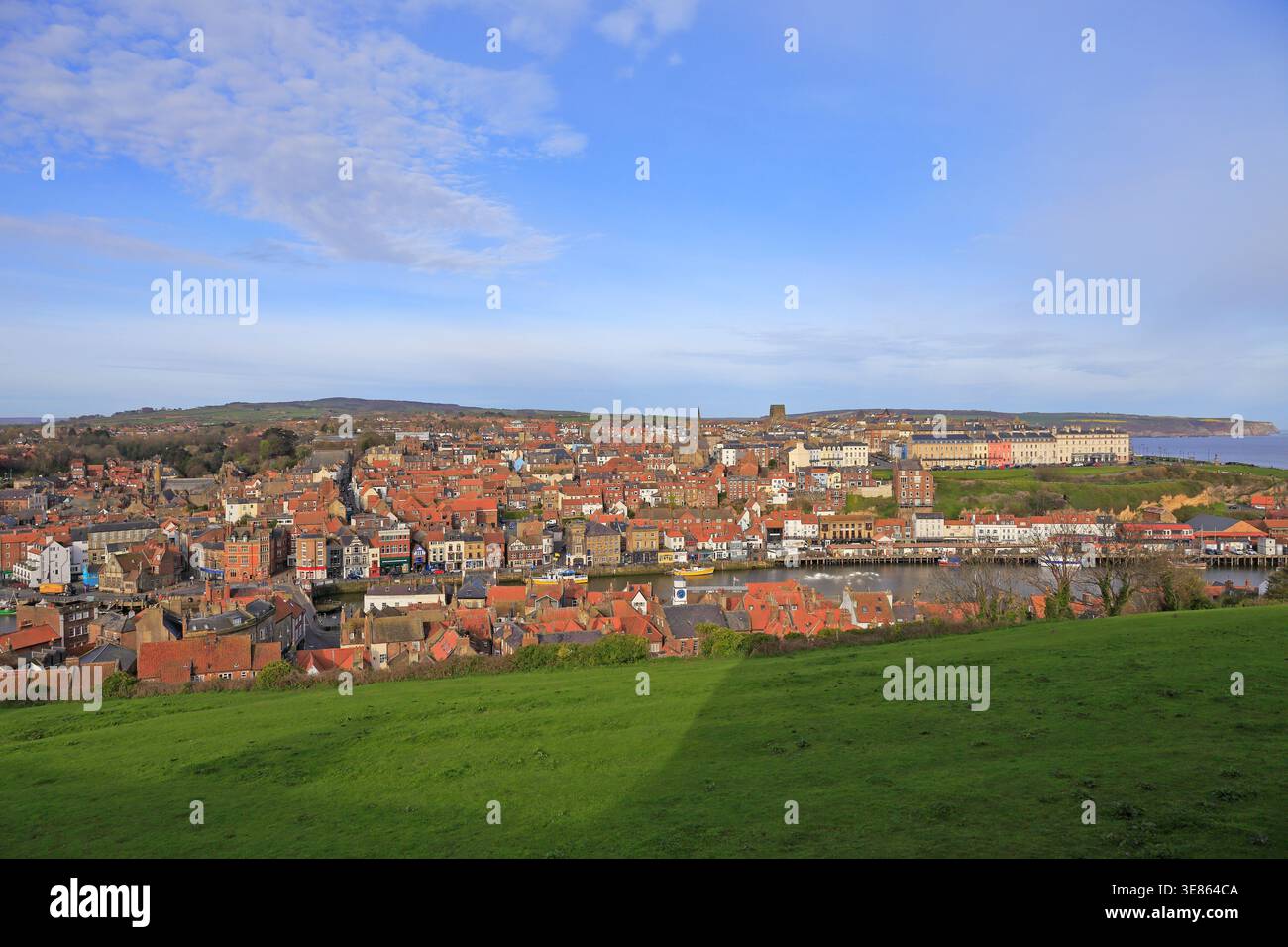 Edifici dal tetto rosso di Whitby Town sul fiume Esk, Whitby, North Yorkshire, Inghilterra, Regno Unito. Foto Stock
