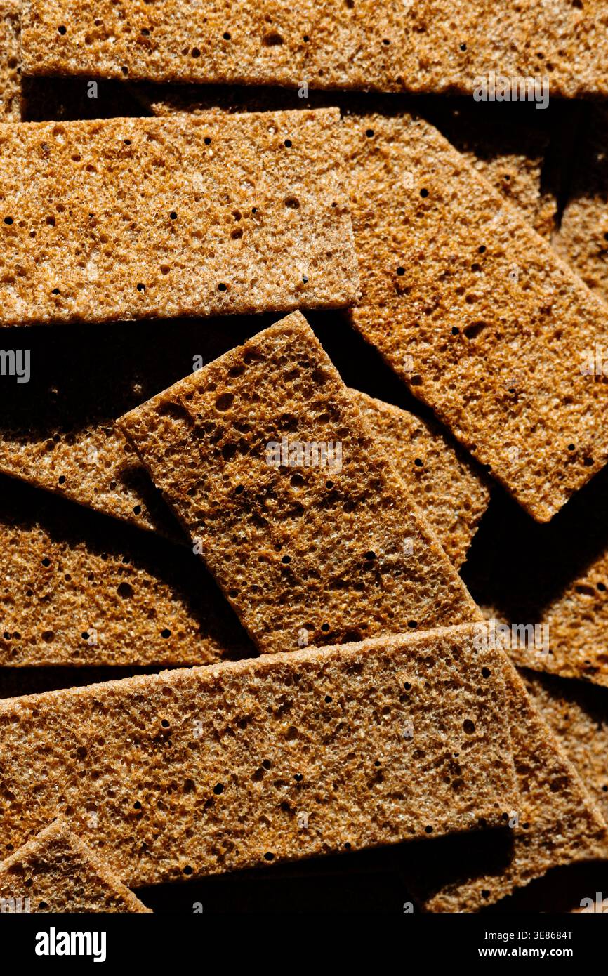 Primo piano di croccante pane croccante di segale che mostra la sua texture dettagliata, perfetto come spuntino o accompagnamento pasto attento alla salute. Ideale per mangiare sano Foto Stock