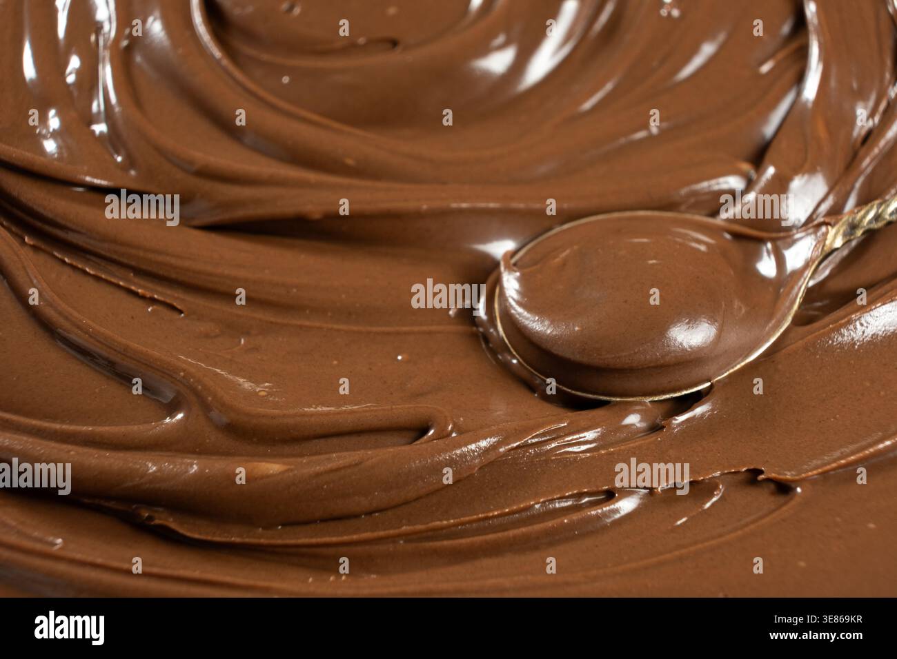 Macinato di delizioso burro di cacao lucido sul cucchiaio. Foto Stock