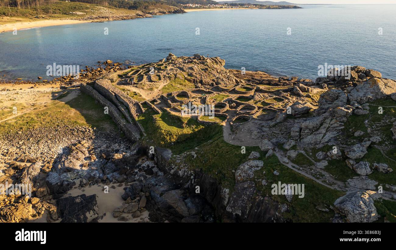Splendida vista aerea di Castro de Baroña, un antico insediamento celtico dell'età del ferro su una penisola rocciosa in Galizia. La foto mostra la pietra circolare dw Foto Stock