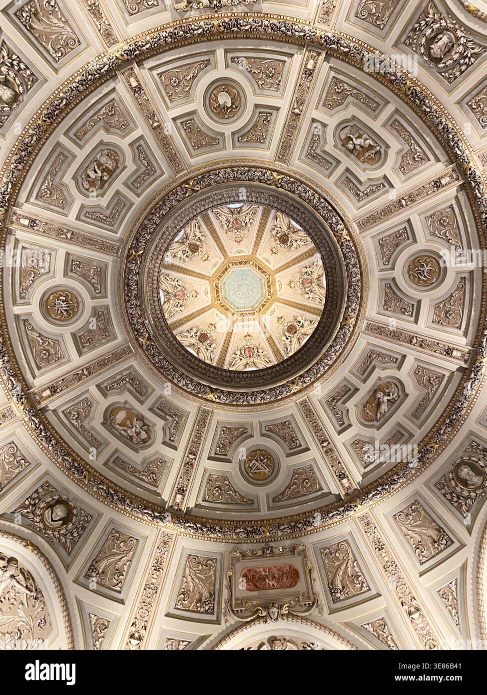 Vista ad angolo basso di una cupola riccamente decorata con ornamenti simmetrici, bassorilievi e accenti dorati. Vienna, Austria, 21 marzo 2026. Foto Stock