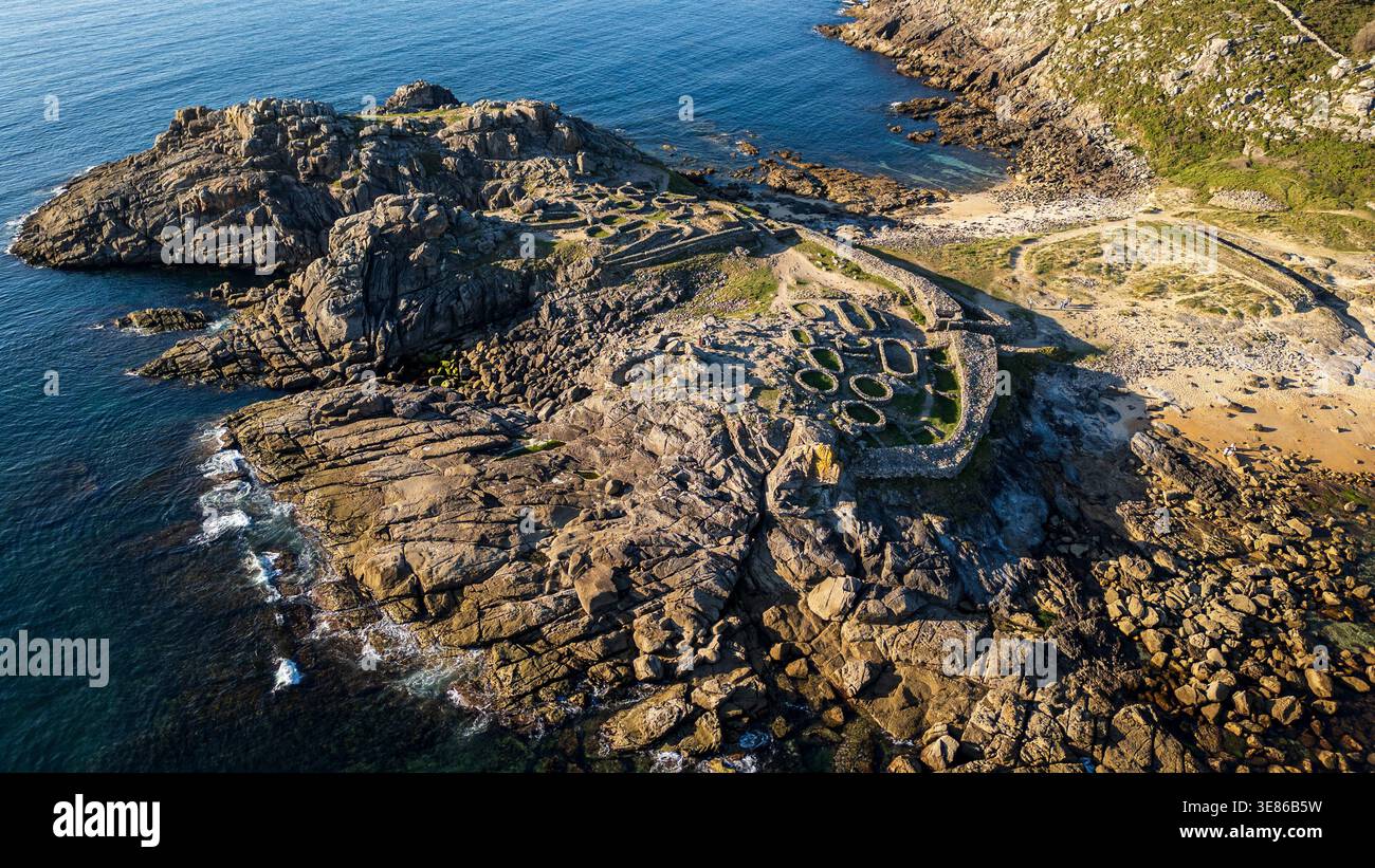 Splendida vista aerea di Castro de Baroña, un antico insediamento celtico dell'età del ferro su una penisola rocciosa in Galizia. La foto mostra la pietra circolare dw Foto Stock
