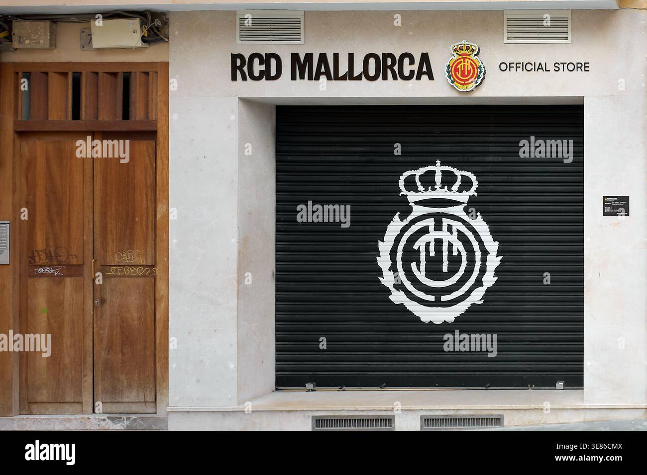 Maiorca. Spagna - 12 aprile 2026: Negozio chiuso del RCD Mallorca Official Store con lo stemma della squadra di calcio dipinto sull'otturatore di sicurezza e Foto Stock