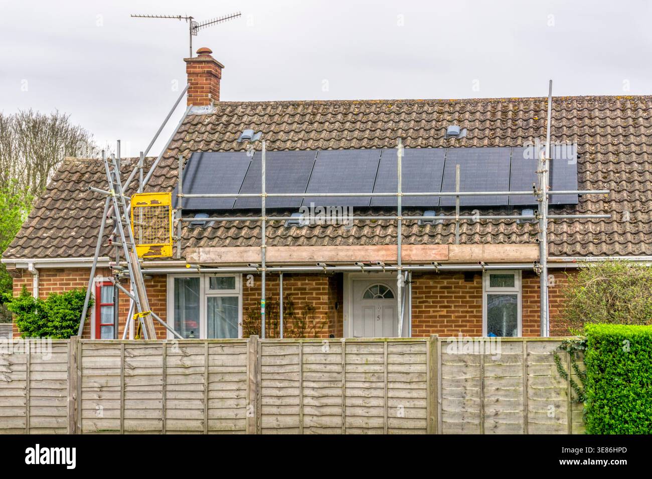 Nuovi pannelli solari installati in un bungalow Norfolk. Foto Stock