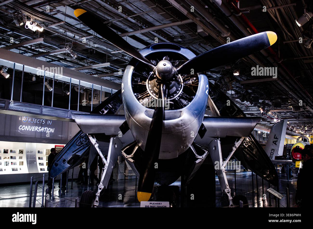 Grumman TBM-3E Avenger, un siluro bombardiere dell'epoca della seconda guerra mondiale, esposto all'Intrepid Sea, Air & Space Museum di New York. Foto Stock