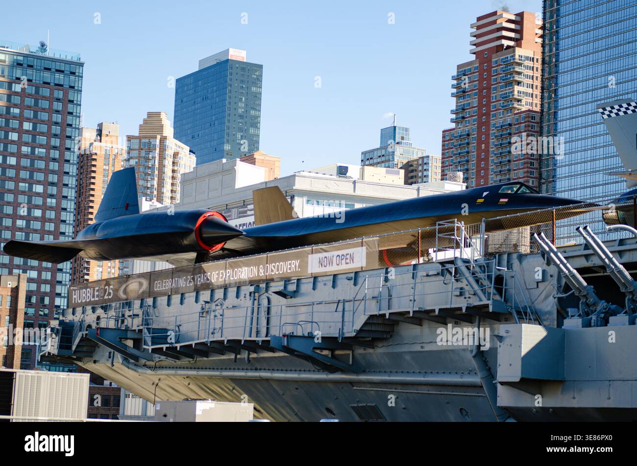 SR-71 Blackbird, un aereo da ricognizione ad alta velocità, esposto all'Intrepid Sea, Air & Space Museum di New York. Foto Stock