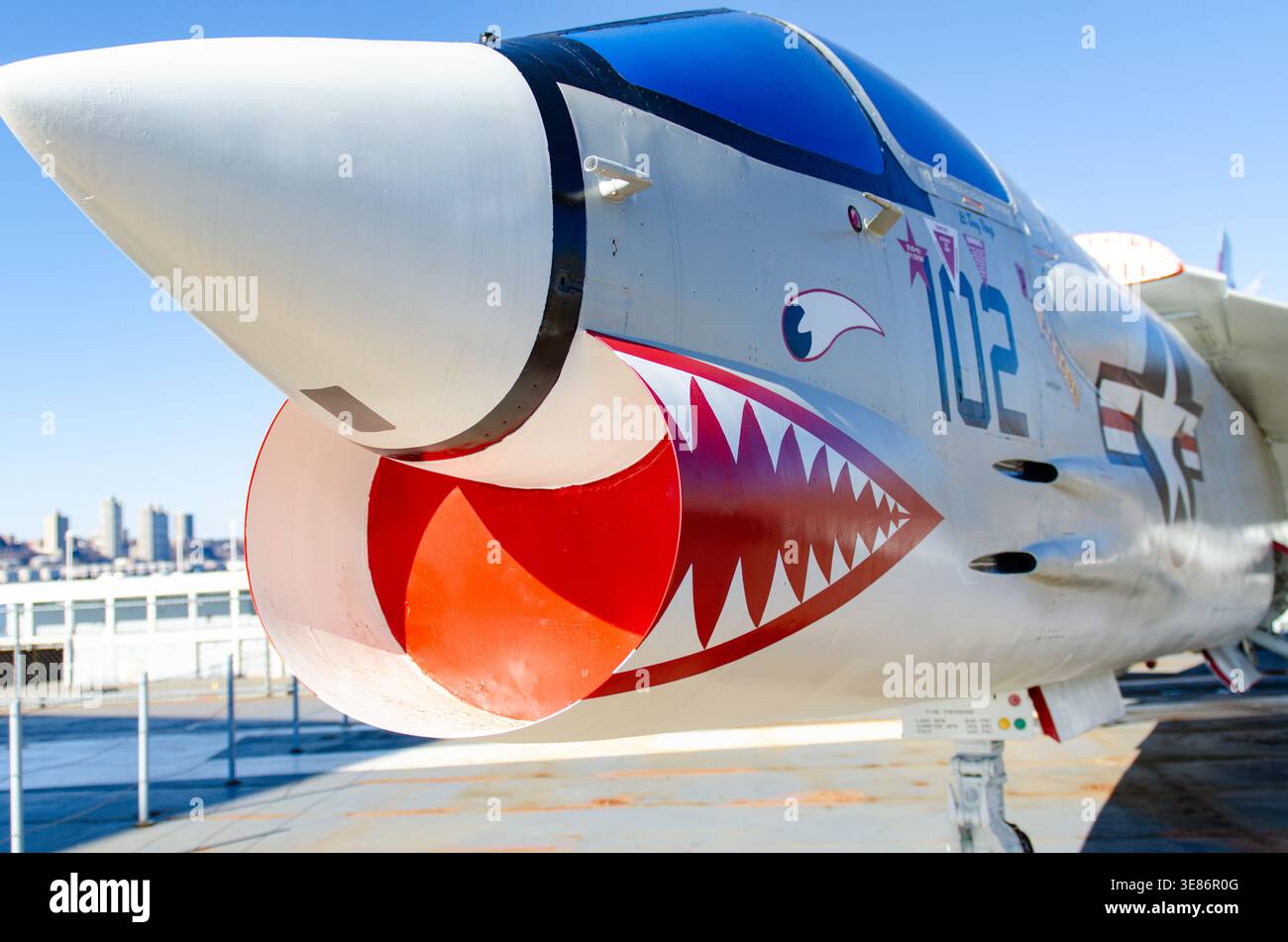 Il Vought F-8 Crusader presso l'Intrepid Sea, Air & Space Museum di New York City è mostrato con il suo caratteristico cono naso e la bocca dello squalo Foto Stock