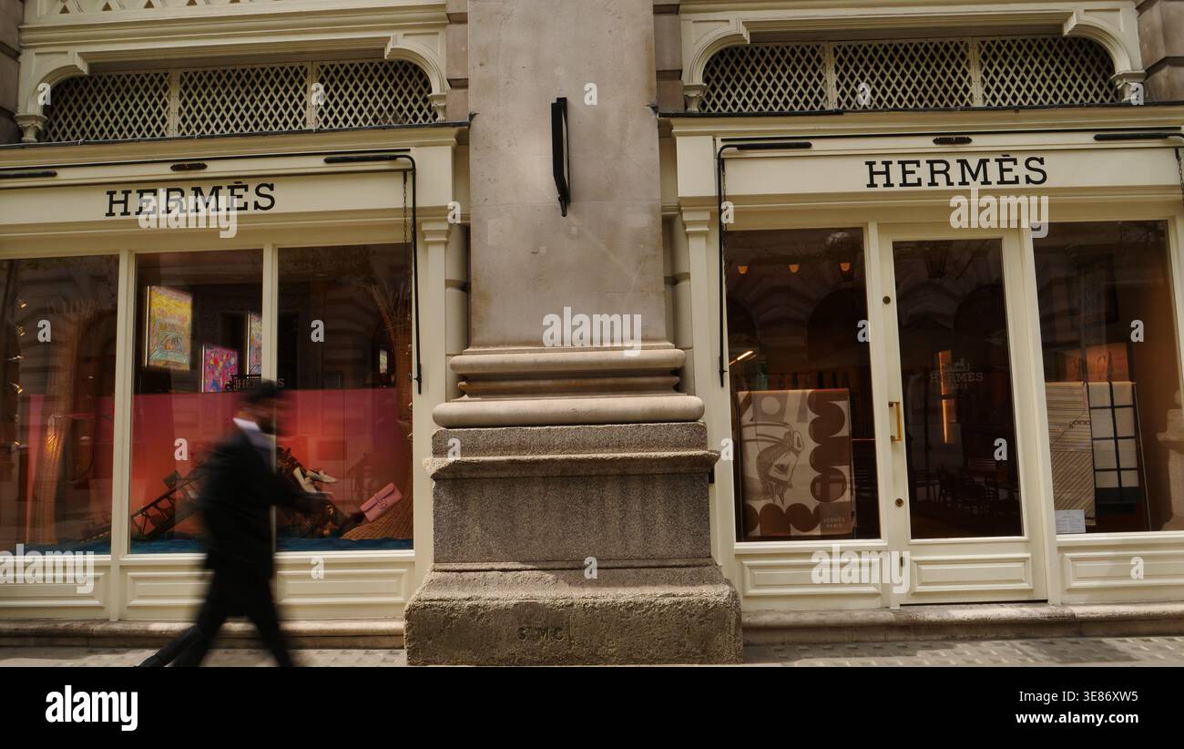 La nave della moda Hermes a Royal Exchange, nel centro di Londra. Foto Stock