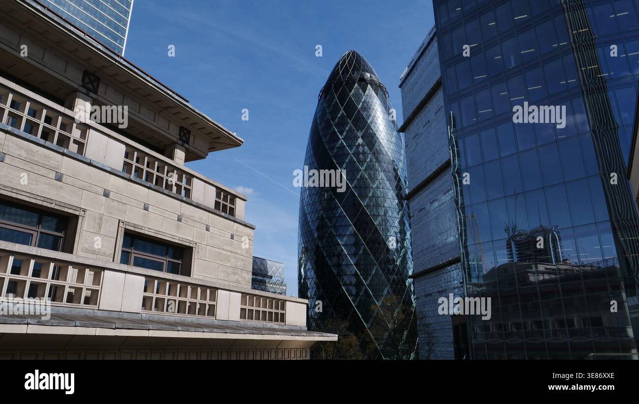 L'edificio The Gherkin e gli edifici della City di Londra visti da Bishopsgate Foto Stock