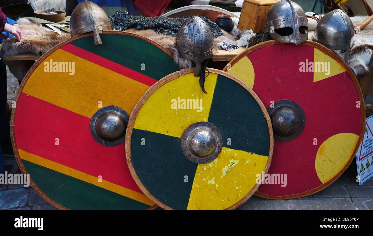 Replica di scudi vichinghi, caschi, spade e armature in mostra fuori dal City Museum, Winchester. Foto Stock