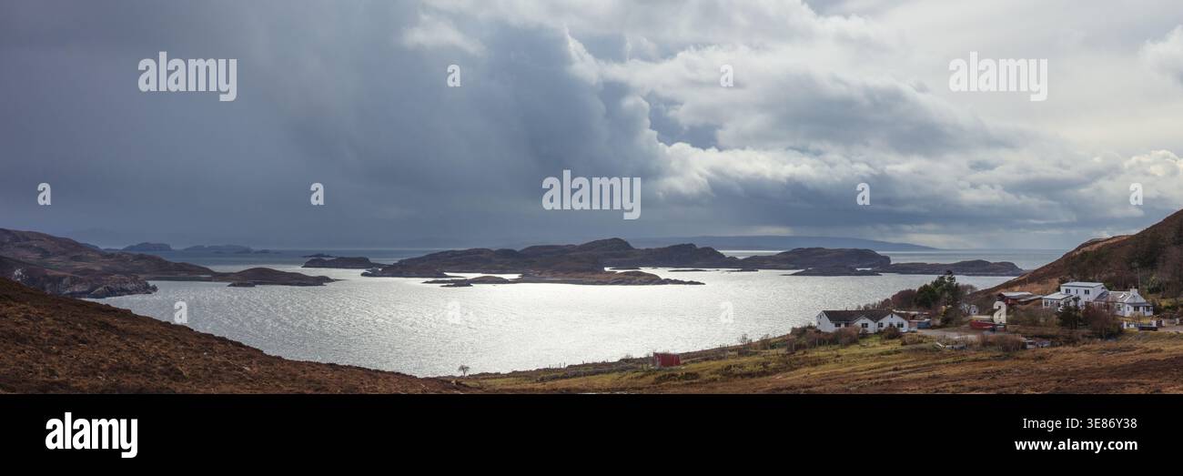 Vista panoramica sulle isole estive con una spettacolare luce invernale tempestosa, vicino ad Altandhu, Coigach, Sutherland, Highlands scozzesi, Scozia, Regno Unito Foto Stock