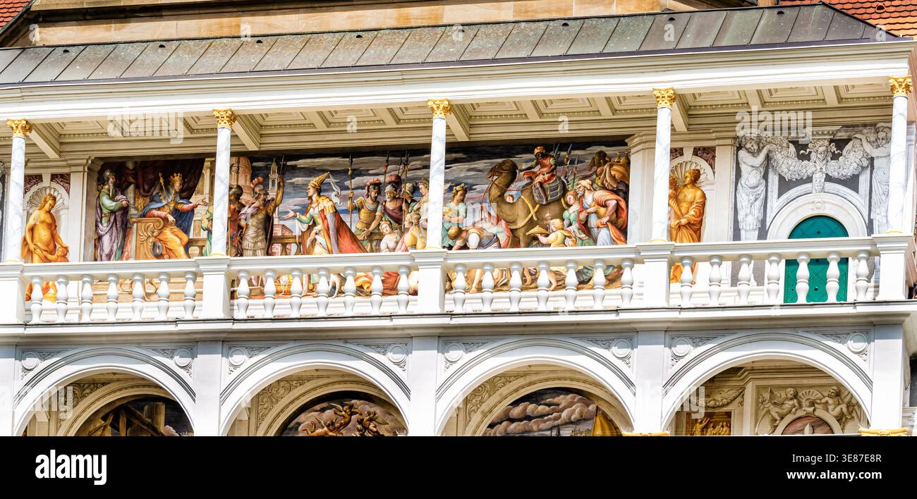 Dresda, Germania - 17 agosto 2025: Una fontana colorata con sculture di serpenti e testa di leone nel cortile Kleiner Schlosshof. La zona è Foto Stock