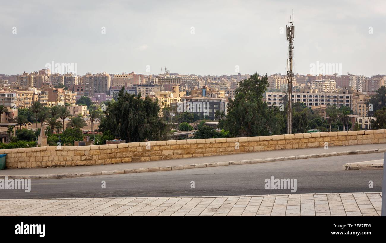 Cairo, Egitto, 25.07.21. Paesaggio urbano del Cairo, vista degli edifici della zona residenziale dall'altopiano di Giza. Foto Stock