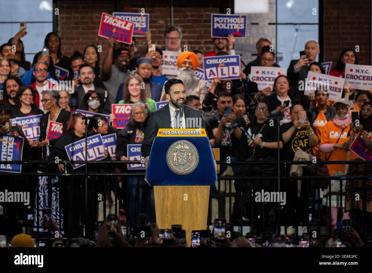 Il sindaco Zohran Kwame Mamdani consegna il suo discorso di 100 giorni al Knockdown Center di New York il 12 aprile 2026. Foto Stock