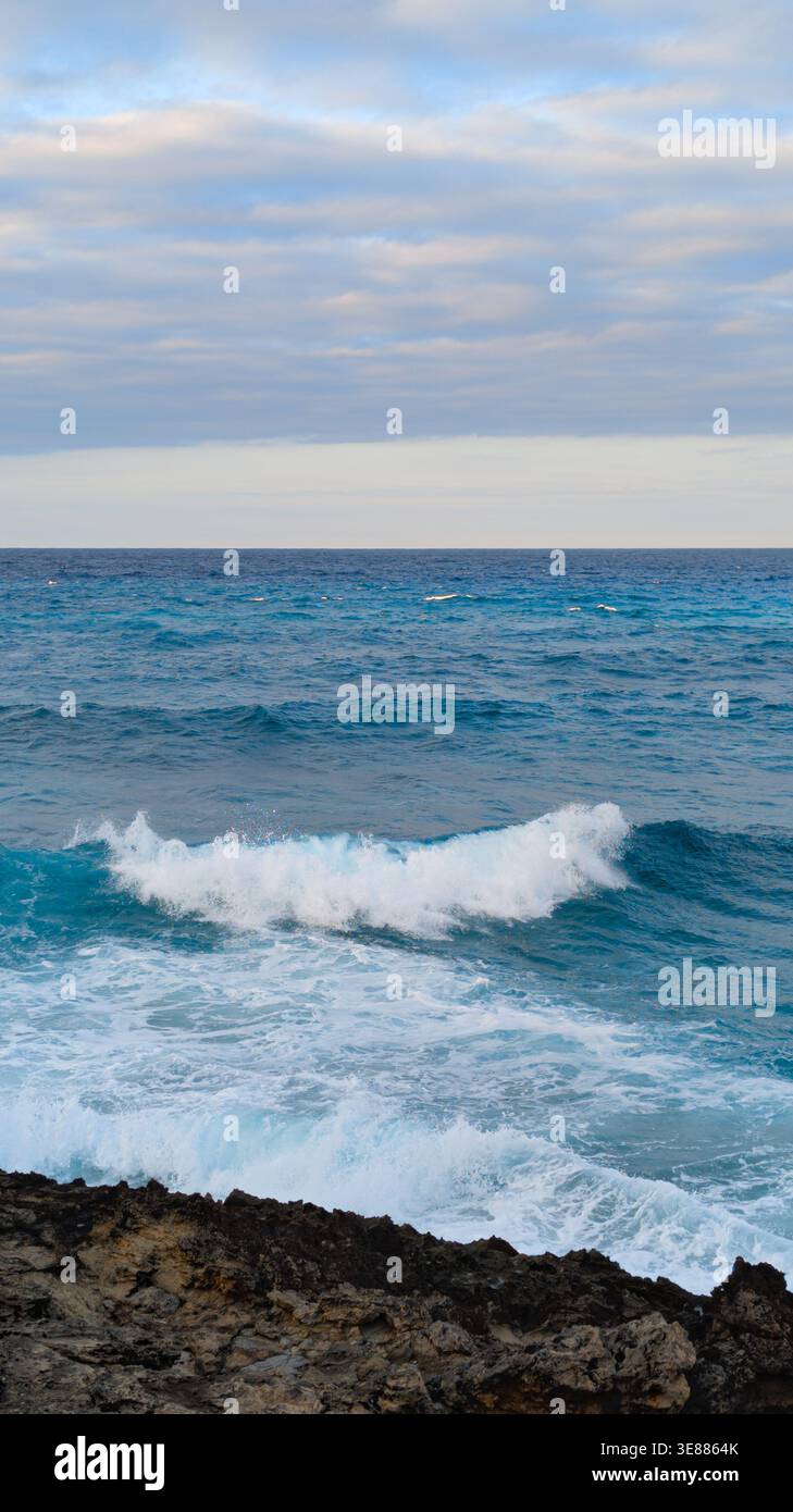Onde marine minimaliste in movimento Foto Stock