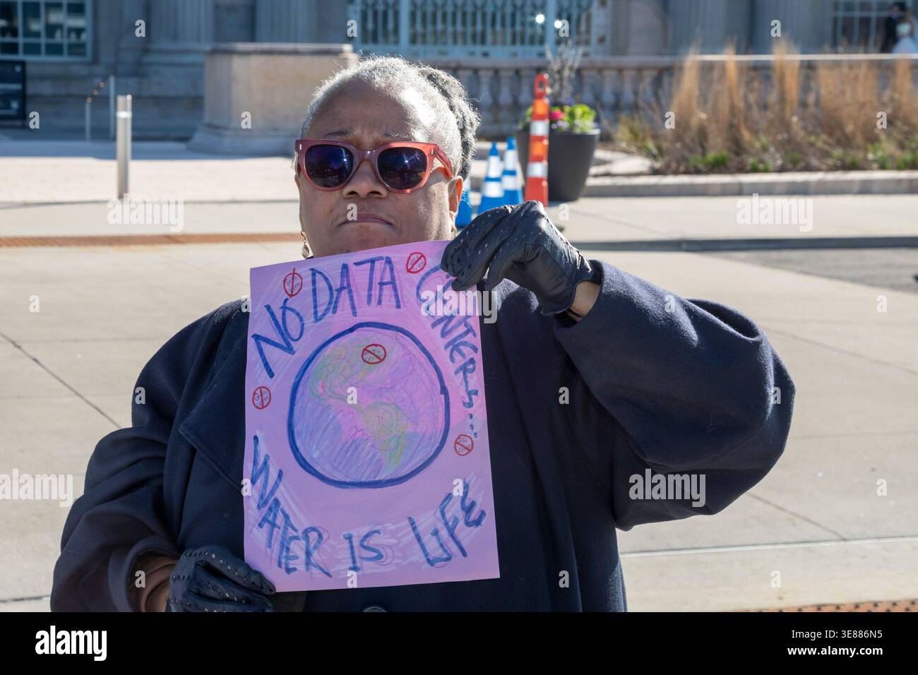Detroit, Michigan - Una manifestazione contro i data center dell'intelligenza artificiale nel Michigan, una delle sei proteste tenutesi in tutto lo stato. Foto Stock
