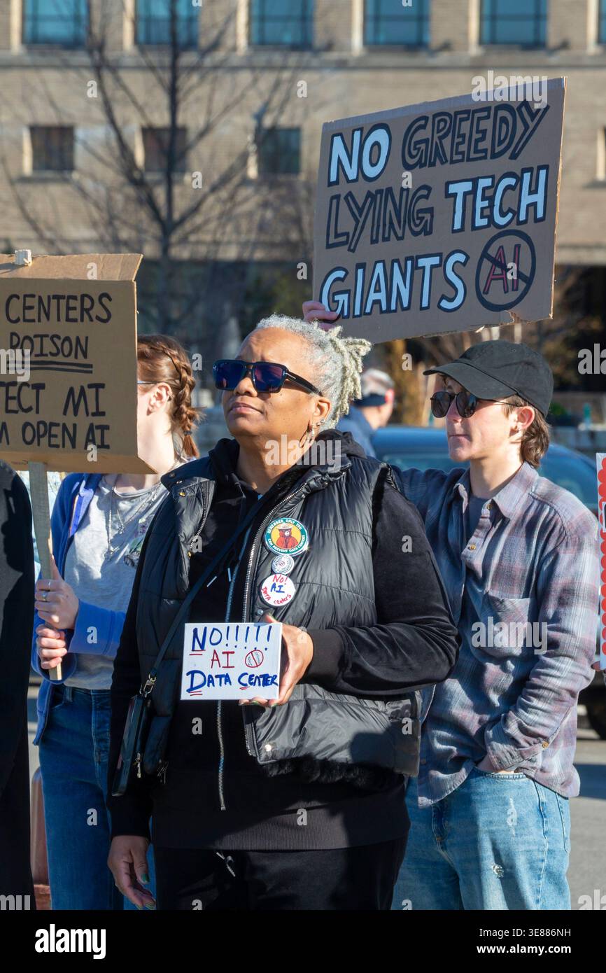 Detroit, Michigan - Una manifestazione contro i data center dell'intelligenza artificiale nel Michigan, una delle sei proteste tenutesi in tutto lo stato. Foto Stock