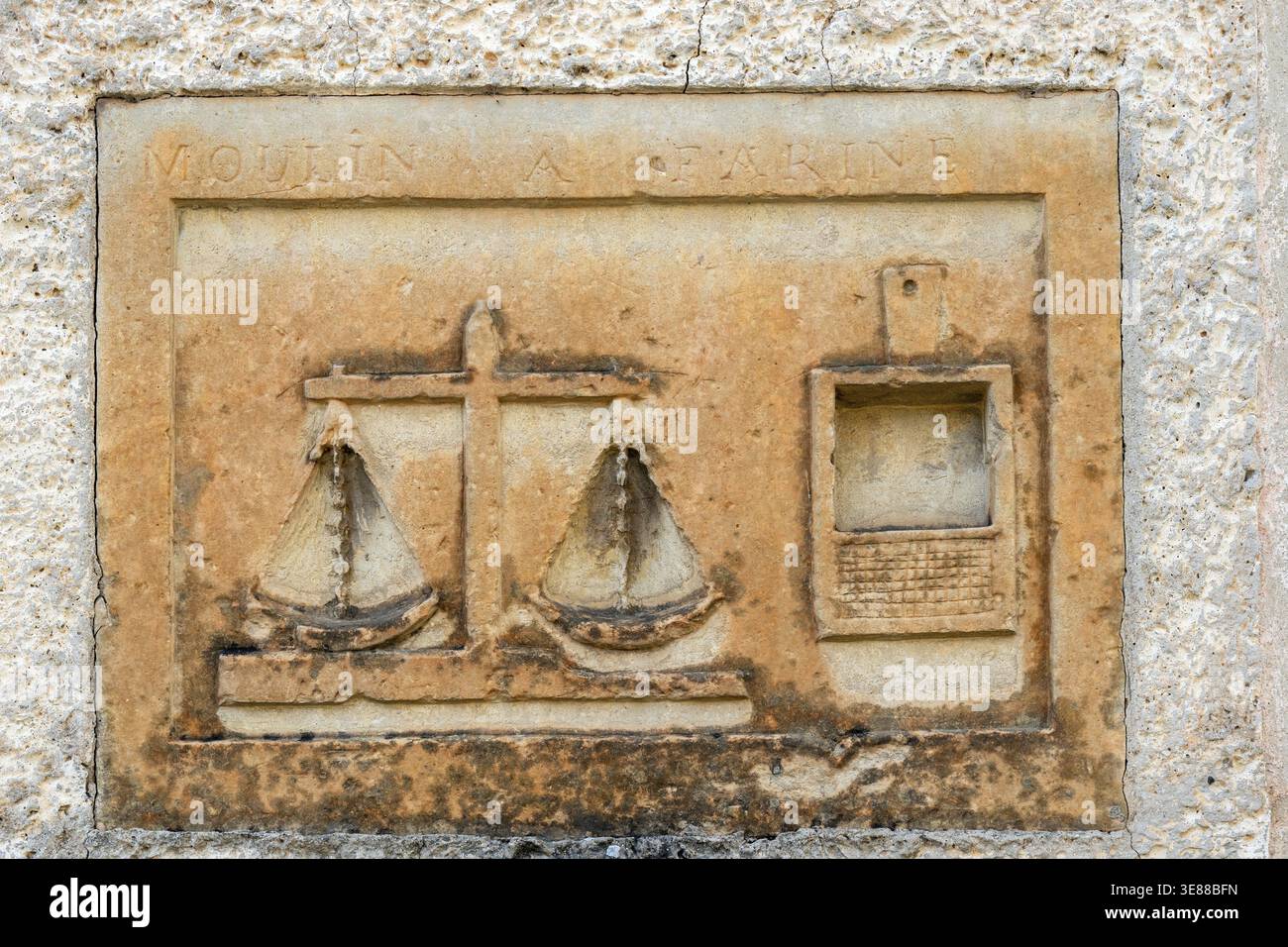 Pannello a parete, pietra, parete, simbolo di cartello, bilancia, setaccio, cancello, mulino, grano, Provenza, Francia Foto Stock