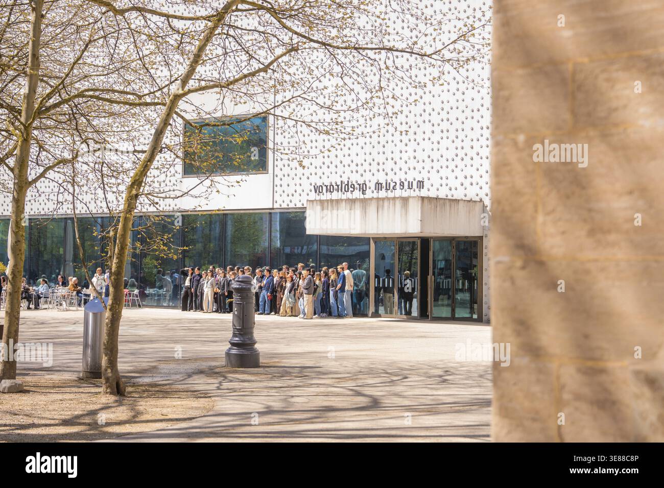 La gente aspetta di fronte a un moderno edificio museale dal design minimalista, Bregenz, Vorarlberg, Austria Foto Stock