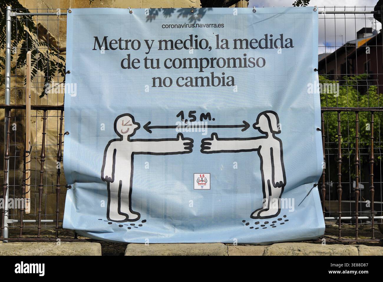 Poster corona per mantenere una distanza di 1,5 m in spagnolo, Viana, Camino Frances, Camino de Santiago, via spagnola di San Giacomo, Viana, Navarra, Spagna Foto Stock