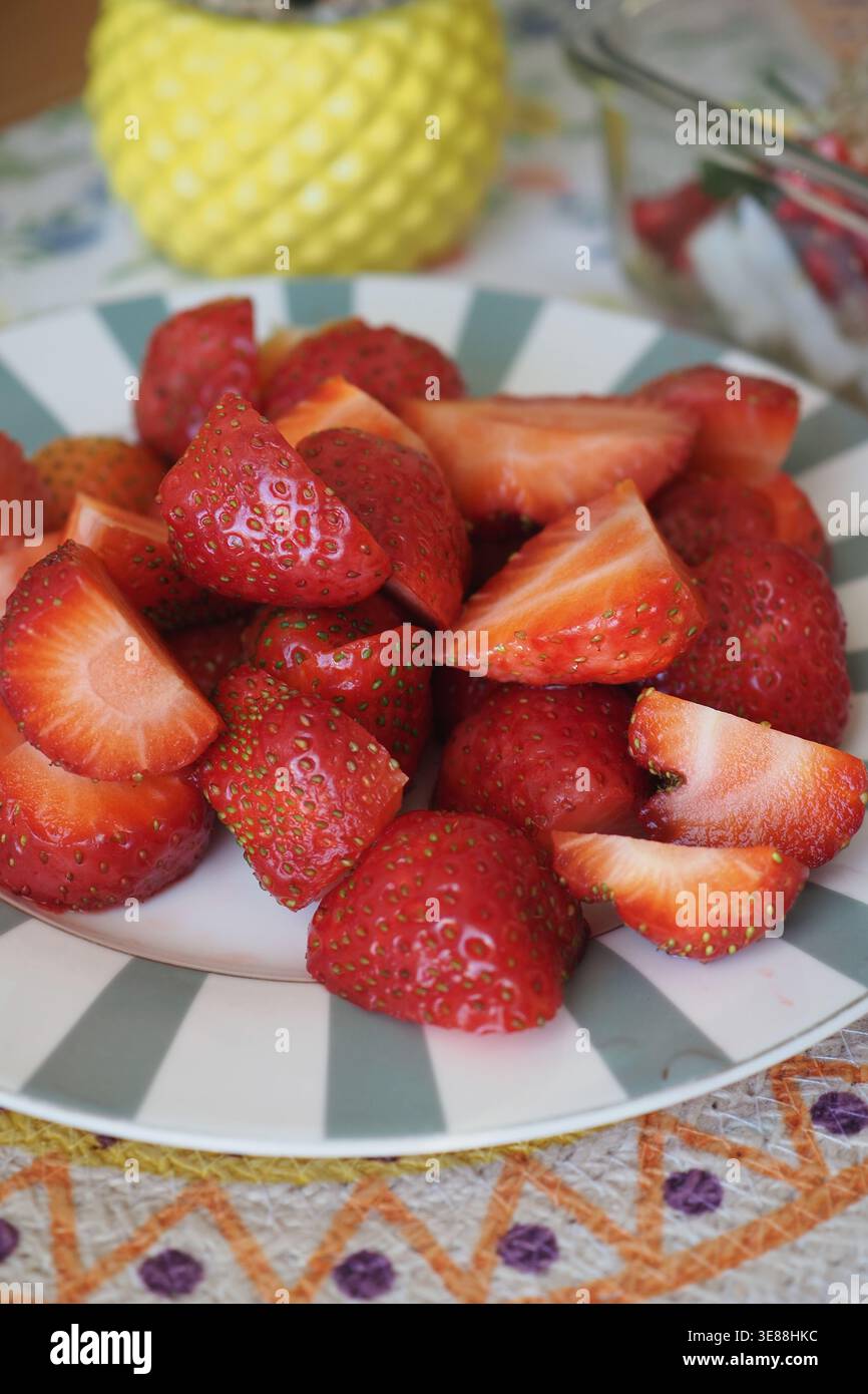 Fragole fresche disposte su un piatto in cucina Foto Stock