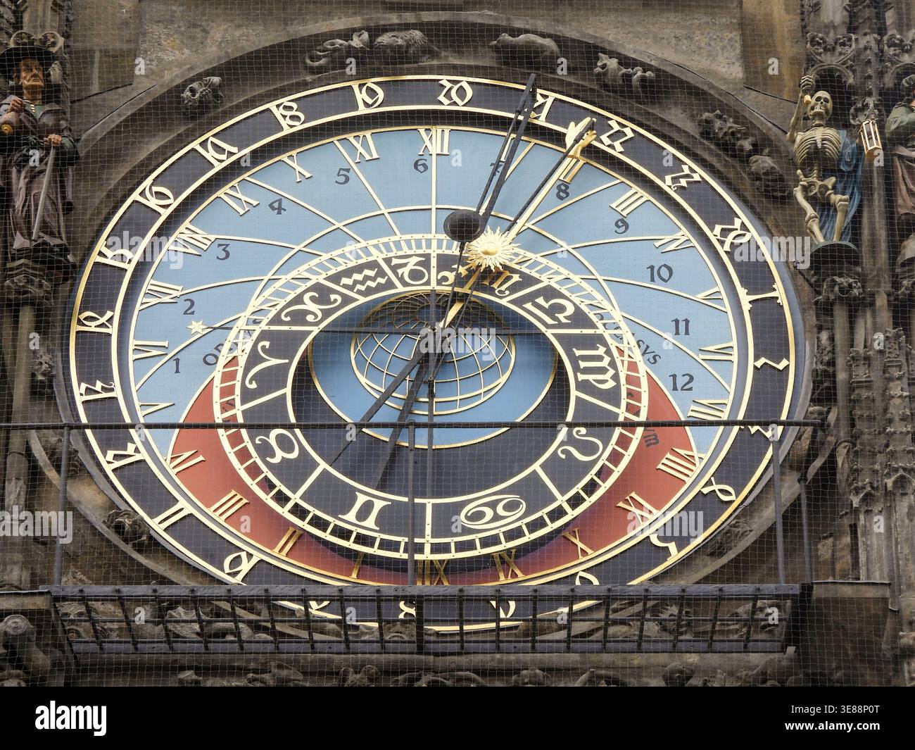 Orologio astronomico di Praga intricato volto che mostra rappresentazioni astrologiche, elementi di cronometraggio e movimenti celesti contro un fac storico Foto Stock