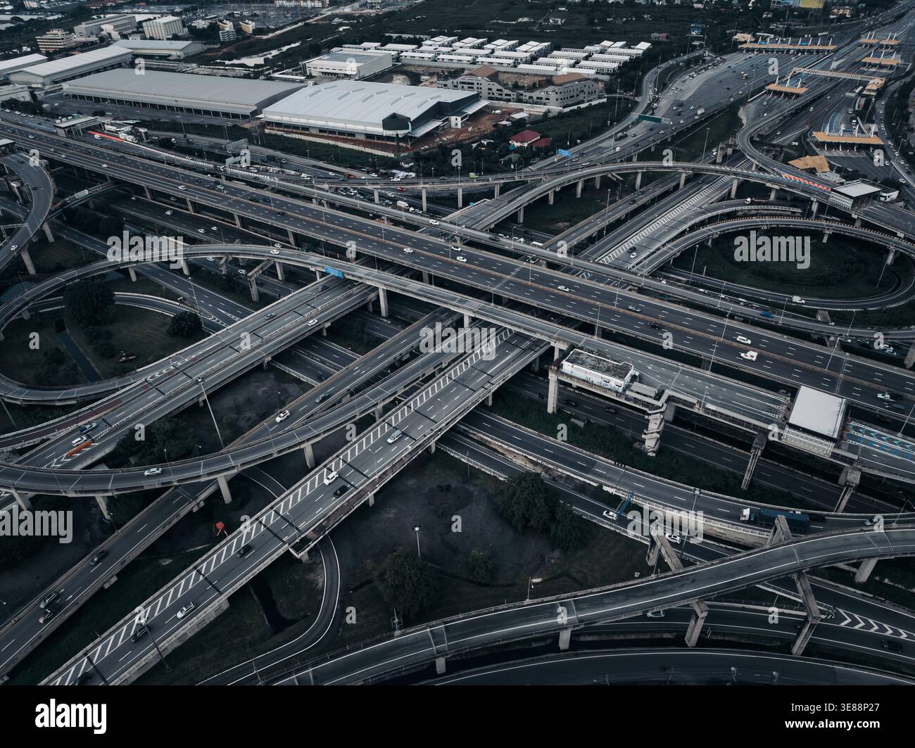 Una vista dall'alto di uno svincolo autostradale urbano che mostra strade e infrastrutture sopraelevate interconnesse per la logistica e la pianificazione dei trasporti. Foto Stock