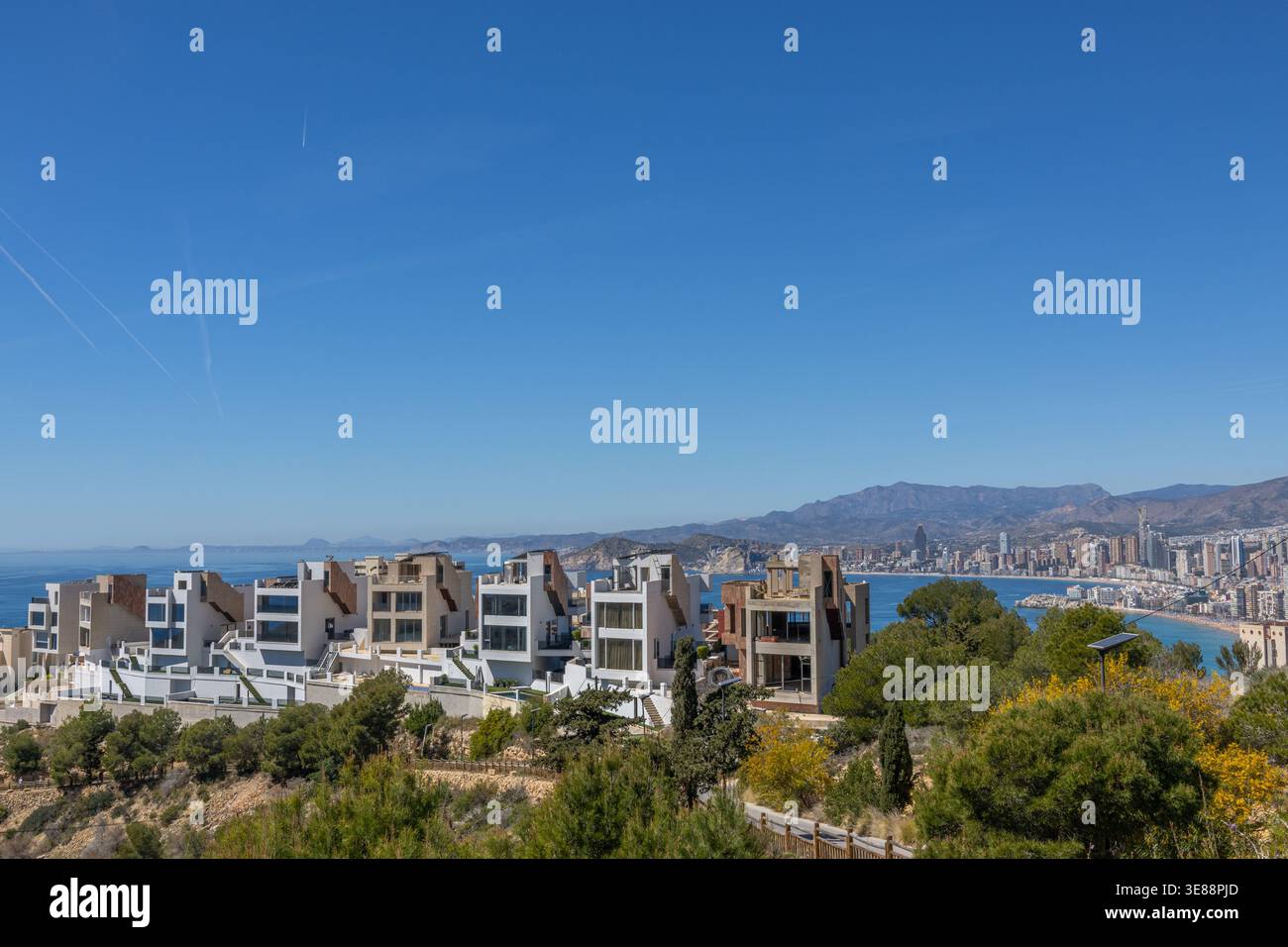 Nuovo complesso immobiliare di alta qualità con vista mare sulle colline di Benidorm. Foto Stock