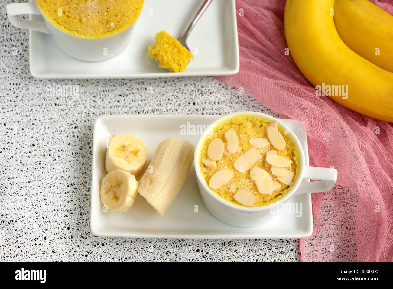 mini torta. Colazione in tazza. Mugcake alla banana in porzioni fatte in casa in tazze piccole. Foto Stock