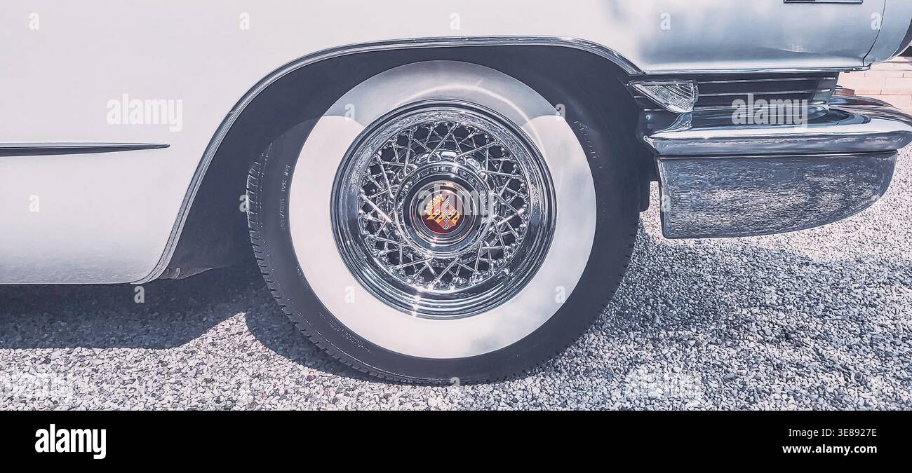 Italia, Padova - 12 aprile 2026. Cerchione bianco Cadillac con marchio del produttore dell'auto Foto Stock
