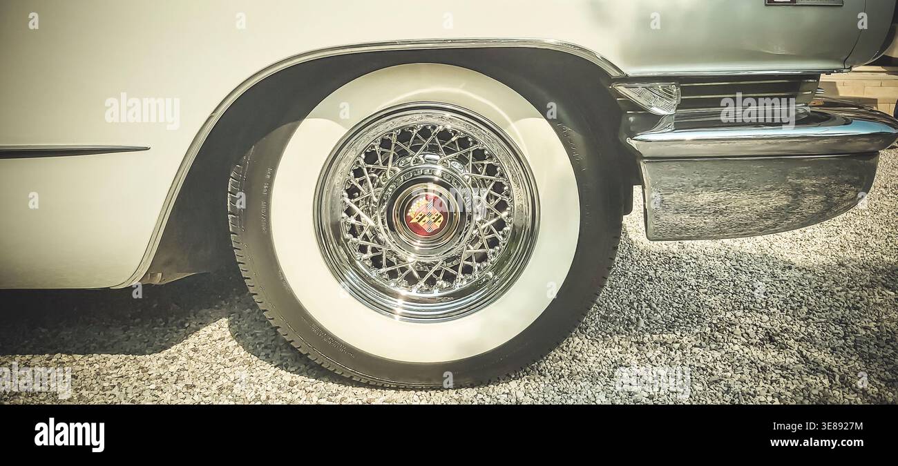 Italia, Padova - 12 aprile 2026. Cerchione bianco Cadillac con marchio del produttore dell'auto Foto Stock