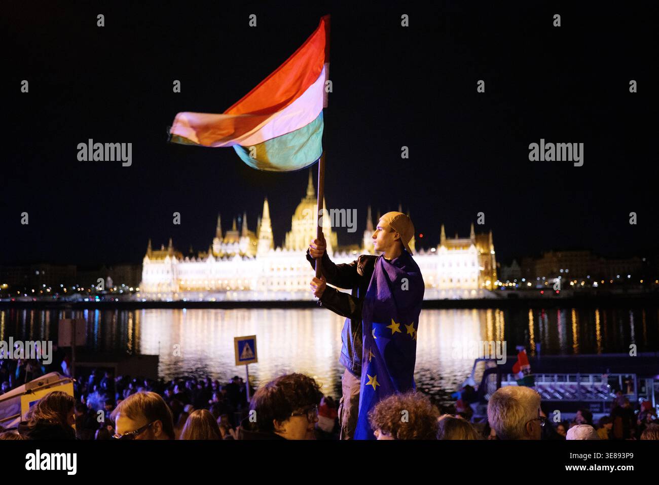 Budapest, Ungheria - 12 aprile 2026: I sostenitori del partito Tisza celebrano l'esito delle elezioni ungheresi del 2026 Foto Stock