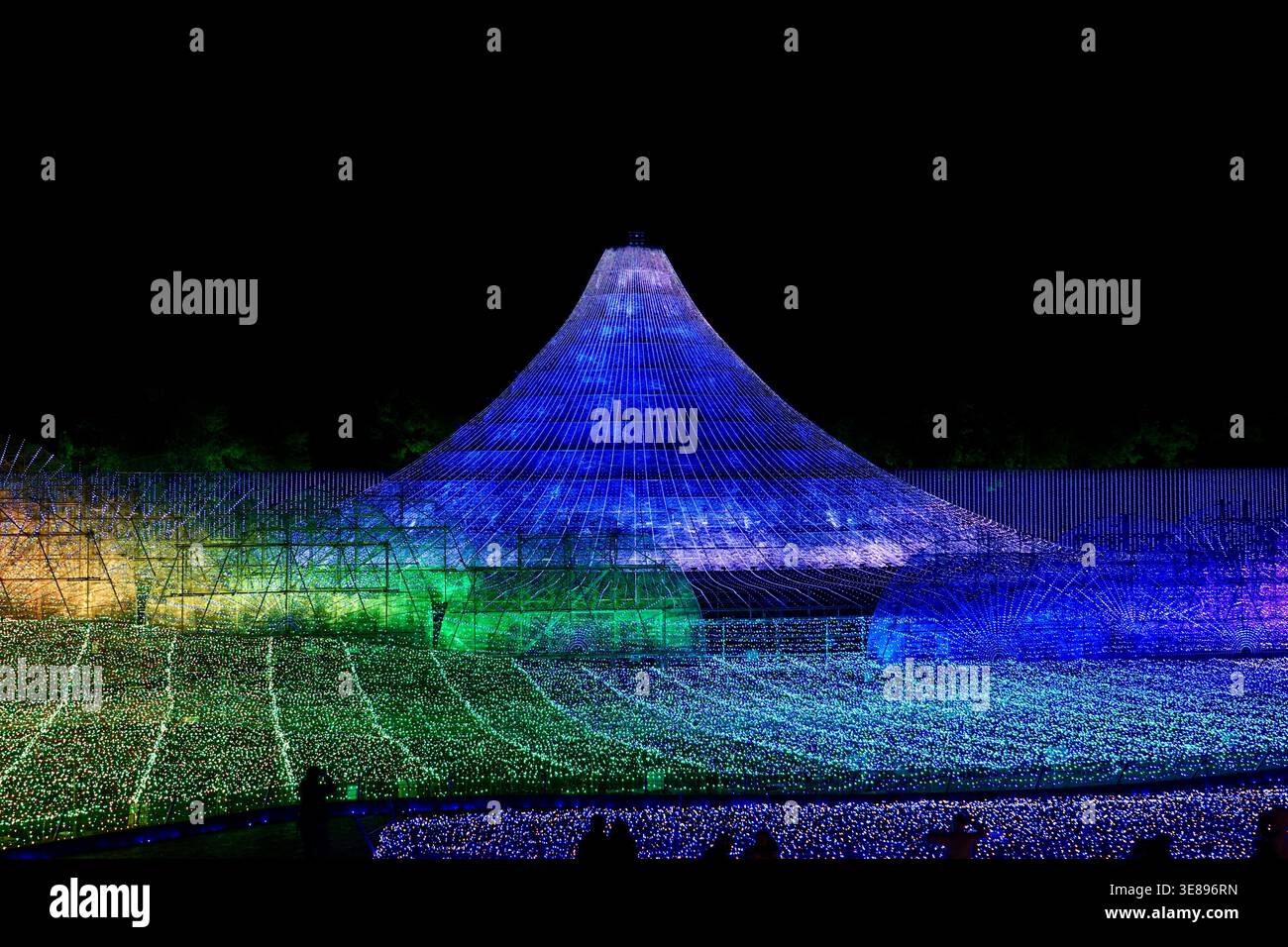 Colorata installazione notturna della tettoia luminosa a LED, esposizione illuminata del Festival e festività Foto Stock