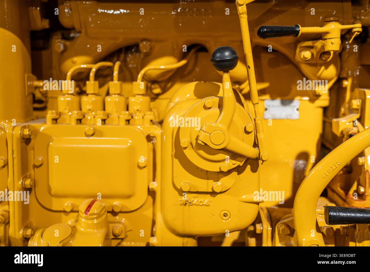 Primo piano del motore per trattori d'epoca in giallo, dettaglio industriale. Foto di alta qualità Foto Stock