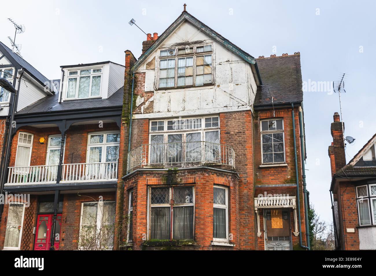 Una terrazza abbandonata, abbordata e trascurata, intorno a Hornsey, a Londra Foto Stock
