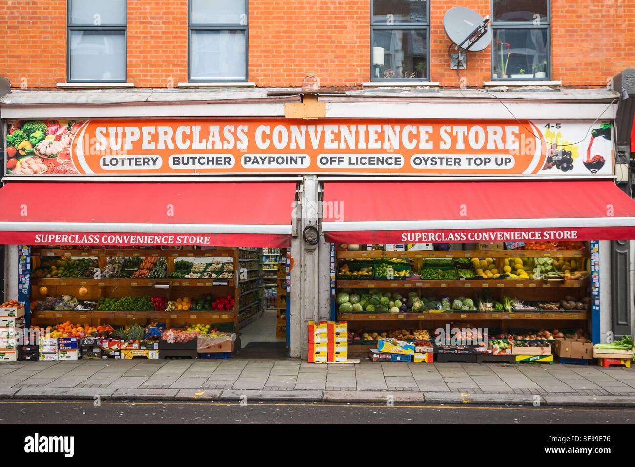 Londra, Regno Unito - 28 gennaio 2026 - Un negozio all'angolo che vende una vasta gamma di articoli per tutti i giorni intorno a Hornsey Foto Stock