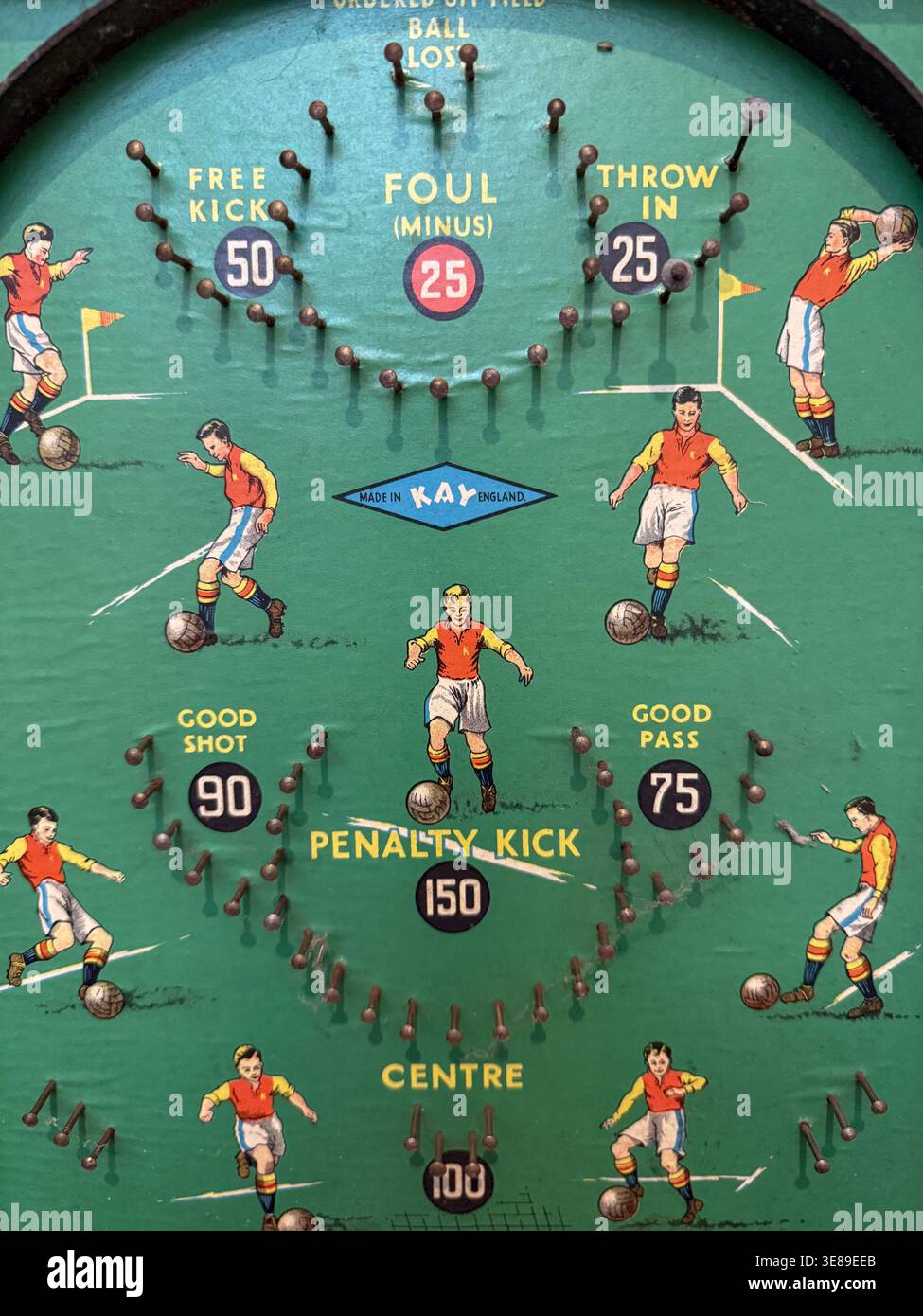Un tabellone da calcio vintage con spille meccaniche e azione di gioco basata su movimenti rapidi, che rappresenta il classico intrattenimento da tavolo e nostalgici interni Foto Stock